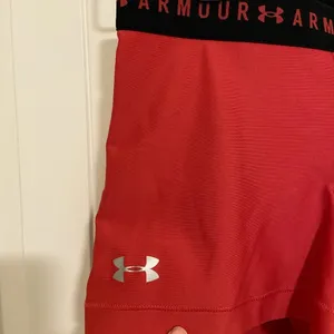NWOT | Under Armour women’s heat gear pink compression‎ shorts — medium thumbnail 2