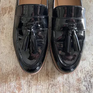 Women’s Carolynn Black Patent Lug Sole Loafers Tassels Size 10 thumbnail 4
