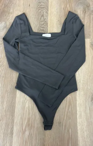 Aritzia Babaton Bodysuit Square Neck Contour Long Sleeve thumbnail 1