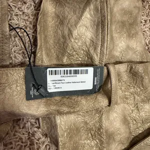 PrettyLittleThing Metallic Gold Halter Crop Top with Buckle Belt thumbnail 2