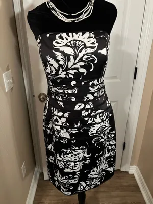 White House | Black Market Floral strapless fancy wedding guest dress thumbnail 6