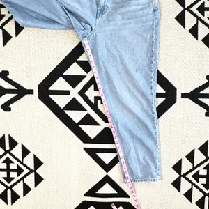 American Eagle x The Jeans Redesign Mom Jean in Washed Blue Size 14 thumbnail 7