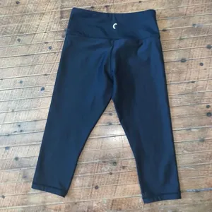 Zyia black cropped Athleisure size 4 workout leggings thumbnail 3