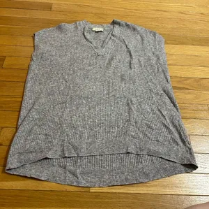 LOFT Gray Ribbed V-Neck Sleeveless Sweater thumbnail 1