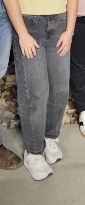 Old Navy Barrel Jeans thumbnail 4