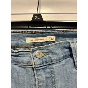 Levi’s Women's Denim Jean Shorts Size 32 Mid Length Zip Fly Cuffed Light Wash thumbnail 2
