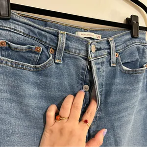 Levi’s Wedgie Straight‎ Distressed Denim Blue Jeans Size 29 thumbnail 3