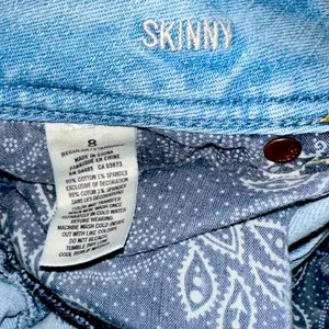 American Eagle • Destroyed Light Wash Skinny Jeans • Size 8 thumbnail 3