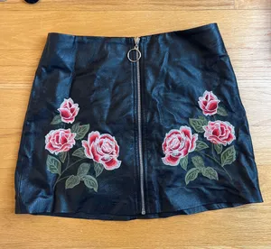 Jealous Tomato PLEATHER MINI SKIRT W FLORAL thumbnail 1