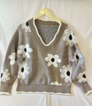 Boutique long sleeve flower women’s medium V-neck sweater thumbnail 1