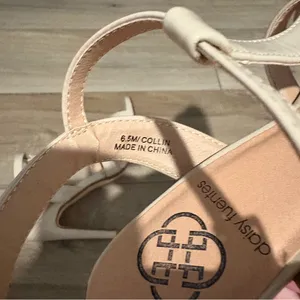 Daisy Fuentes Collin patent faux leather Strappy Stiletto Heel Shoe Beige‎ 6.5 thumbnail 6