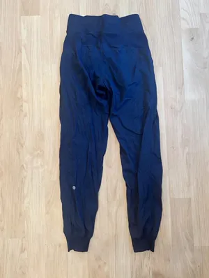 Lululemon Dance Studio Women's Navy Joggers Sz 2 Athleisure thumbnail 2