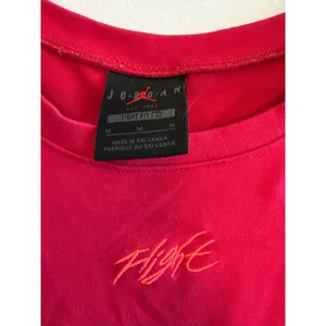 Jordan Flight Womens Red Cropped T-Shirt Tight Fit Short Sleeve Logo M‎ 3369 thumbnail 4