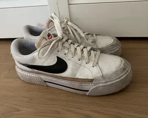 Nike Sneakers  thumbnail 1