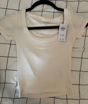 white Hollister tee  thumbnail 1