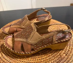 Ariat Brown Leather Laser Cut Floral Wedge Sandals Slingback Clogs Womens 9B thumbnail 1