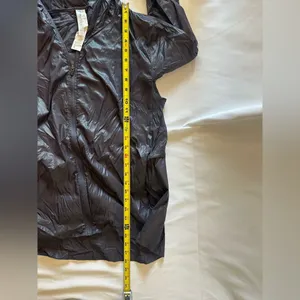 Fabletics Women’s Kali Run Jacket Size M Hooded Packable Lightweight Nylon Vent thumbnail 7