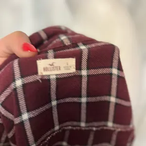Hollister Plaid Button Down Flannel Shirt Womens S Burgundy Maroon Windowpane thumbnail 4