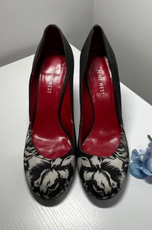 Nine West Womens Black Satin‎ Floral Toe Pumps Red Insole Size 6M High Heels thumbnail 1