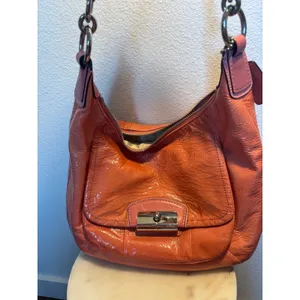 Coach Coral Pink Crinkled Patent Leather Hobo Shoulder Bag Turnlock Pink Bag thumbnail 4