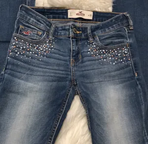 Hollister embellished light wash skinny jeans. Size 3. They are skinny. Have studs/bling around front pockets. They are new. thumbnail 3