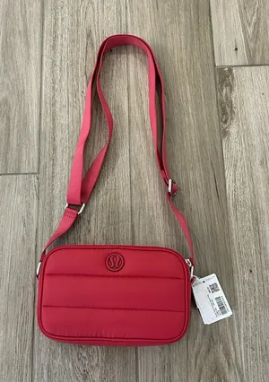 Lululemon wunder puff camera bag thumbnail 1