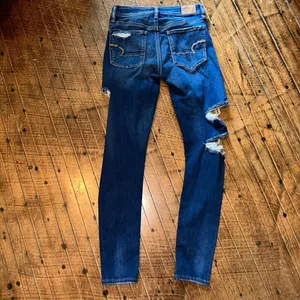 American Eagle distressed sz 2 destroyed hi-rise jeggings thumbnail 4
