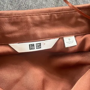 New with tags Uniqlo Women's Copper satin Button-Down Shirt size small thumbnail 4