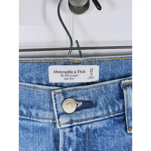 Abercrombie & Fitch 90s Straight Low Rise Distressed Jeans Size 27 Tall (4L) thumbnail 4