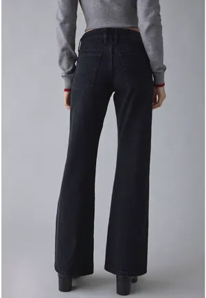Urban Outfitters BDG Relaxed Low Rise Bootcut Jeans thumbnail 2