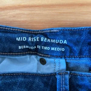 Universal Thread Mid-Rise Bermuda Jean Shorts 14/32R thumbnail 4