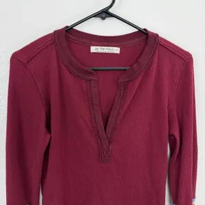 We The Free Top Womens Medium Burgundy Thermal V-Neck Floral Sleeve Long Sleeve thumbnail 2
