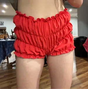 Red ruffle mini shorts Size L thumbnail 3