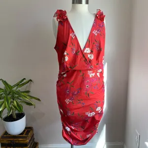 Fashion To Figure Red Floral Form Fitting Ruched Sides V Neck Mini Dress‎ Size 1 thumbnail 3