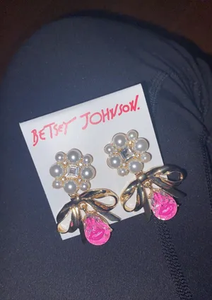 Betsey Johnson NWT gold tone bow pearl drop earrings with little pink lips thumbnail 2