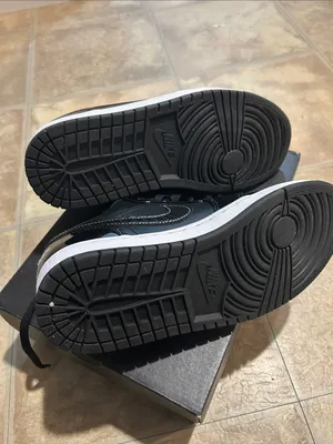 Nike Black and White Low-Top Athletic Sneakers thumbnail 2