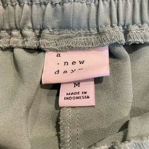 A New Day Jogger Pants Women’s Size Medium Green Lightweight Tapered Leg Pull On thumbnail 5