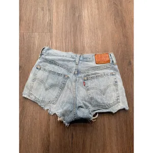 Levis Premium 501 Original Cutoff Shorts Light Wash Distressed‎ Blue 25 thumbnail 2