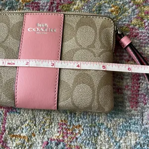 Signature coach wristlet in brand new cond thumbnail 4