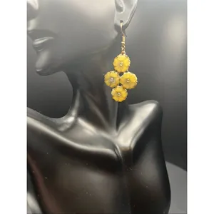 Light Yellow Cream Shimmer Rhinestone Gold Tone Flower Cluster Floral Earrings thumbnail 4