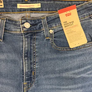 NWT Levi's 725 Women's High Rise Bootcut Jeans Medium Wash 31x32 thumbnail 7