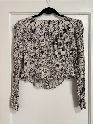 Free People Black and White V-Neck cropped long sleeve shirt Size Medium thumbnail 5