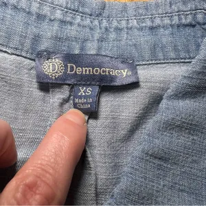 Democracy Linen Button-Up Denim‎ Blouse Womens Size XS Light Wash Casual Top thumbnail 4