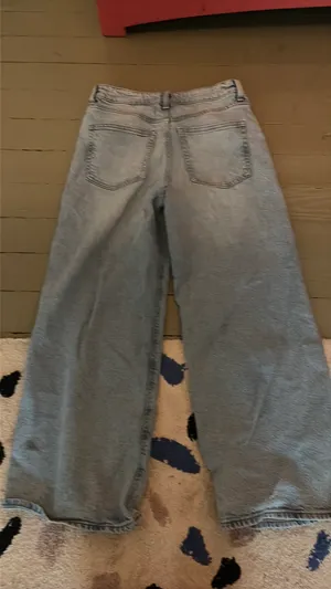 H&M light blue jeans  thumbnail 2