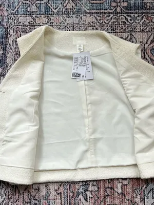 H&M NWT Cream Bouclé Button Front Vest Size Medium Pockets Gold Buttons thumbnail 9