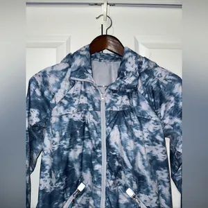 Lululemon Miss Misty Jacket II Lightweight Hooded Windbreaker Size 4 thumbnail 2