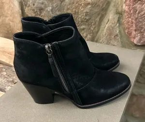 Boots Chic Black Ankle Boots with Zipper Baretraps Posture 7 M suede thumbnail 1