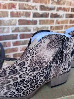 Very G Divine Leopard Print Ankle Booties LIGHT Taupe Women’s Size 9.5 NIB thumbnail 9