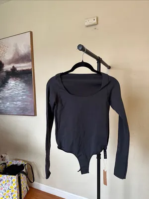 Skims ESSENTIAL LONG SLEEVE SCOOP NECK BODYSUIT Onyx Nwt Size L/XL thumbnail 4