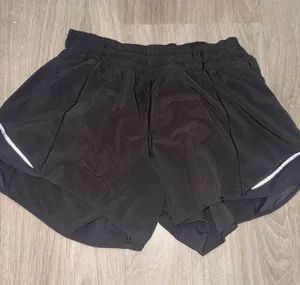 Lululemon Shorts Hotty Hot 2.5" Black thumbnail 1